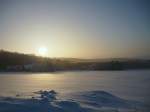 Die Sonne kurz vorm Untergang schimmert auf den wei�en Schnee.  